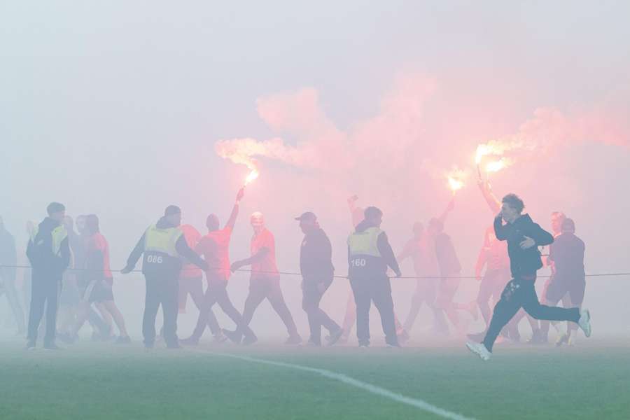 Derby Slavie se Spartou zůstalo nedohráno kvůli řadění fanoušků vršovického klubu.
