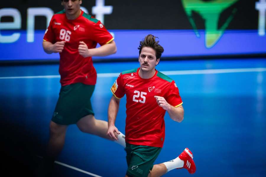 António Areia festeja um golo por Portugal