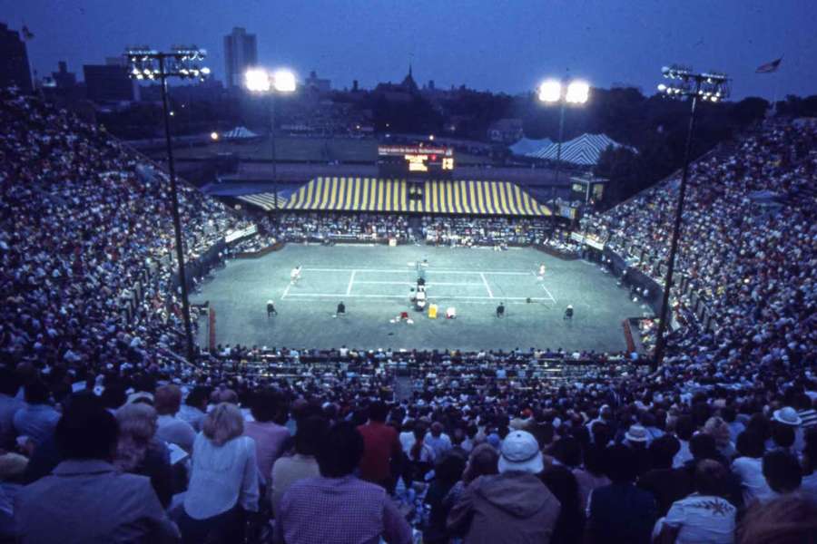 Em 75, o US Open teve saibro e jogos noturnos pela 1ª vez Em 75, o US Open teve saibro e jogos noturnos pela 1ª vez
