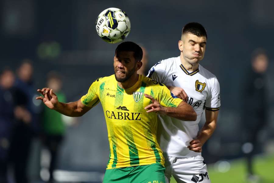 Bebeto, do Tondela, perante Martín Aguirregabiria, jogador do Famalicão 