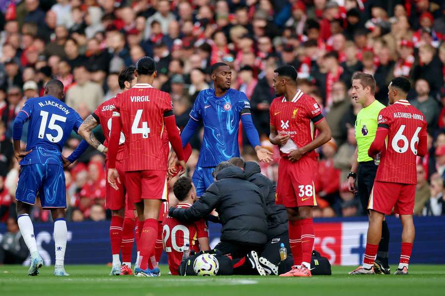 Diogo Jota, do Liverpool, recebe assistência médica contra o Chelsea