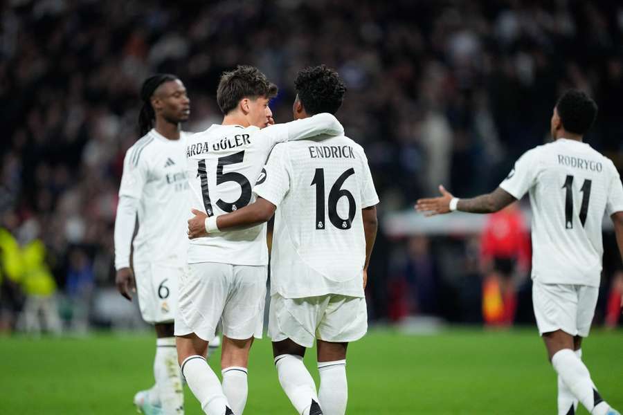 Endrick abraça Güler num jogo do Real Madrid