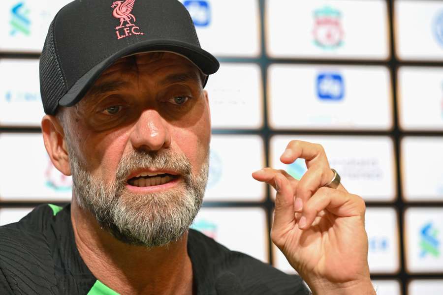 Jurgen Klopp falando em uma coletiva de imprensa