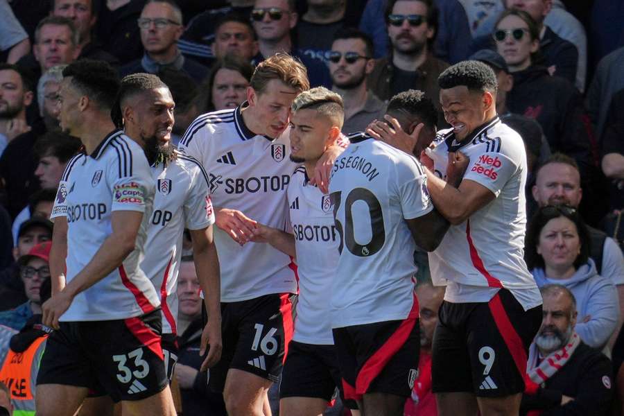 Piłkarze Fulham świętujący gola przeciwko Liverpoolowi
