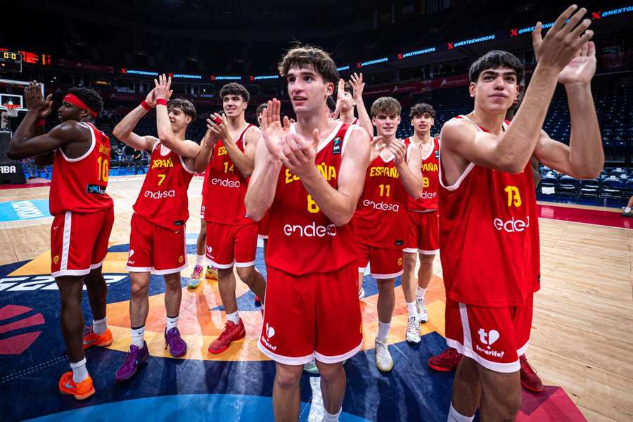 Los jugadores de la selección española sub 18 celebran el pase a la final del Europeo