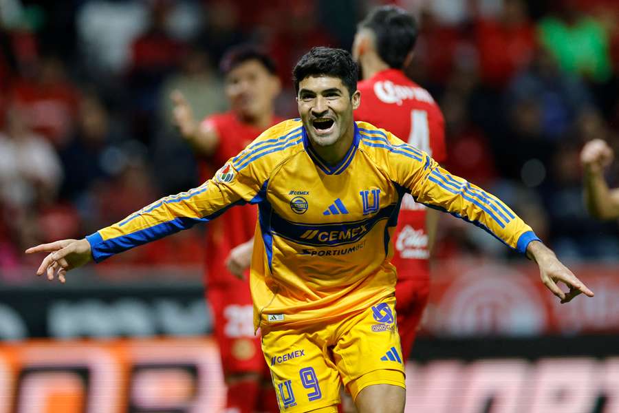 Tigres se impone al Toluca con doblete del argentino Nicolás Ibáñez (3-4)
