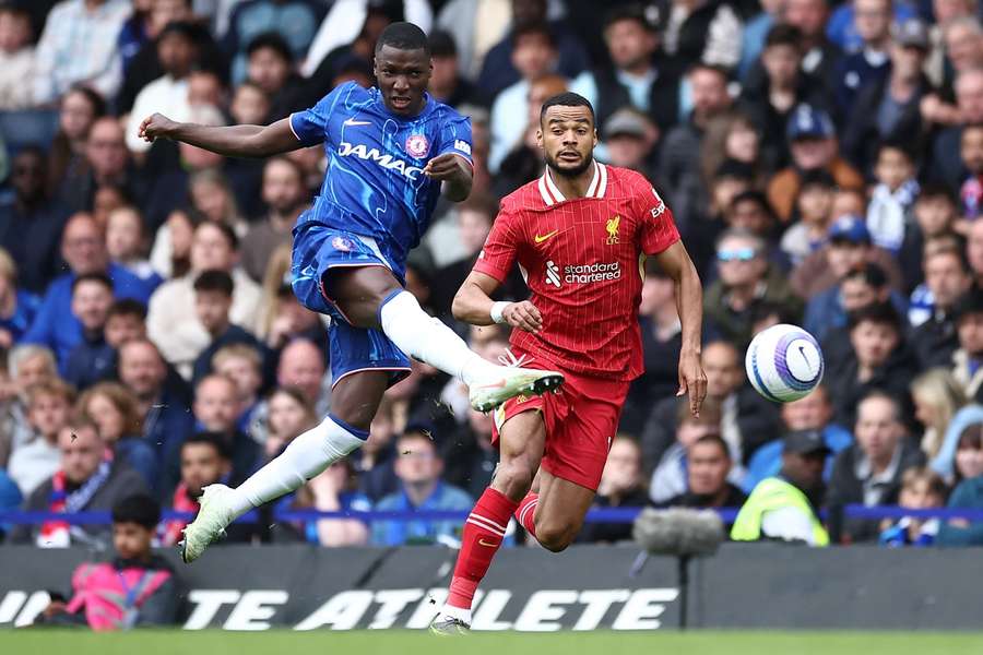 Chelsea's Moises Caicedo clears the ball whilst under pressure from Liverpoo's Cody Gakpo