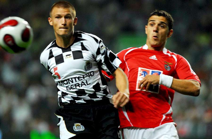 Rafał Grzelak w barwach Boavisty (po lewej) walczy o piłkę z piłkarzem Benfiki Konstantinosem Katsouranisem, 9 września 2006 r. Rafał Grzelak w barwach Boavisty (po lewej) walczy o piłkę z piłkarzem Benfiki Konstantinosem Katsouranisem, 9 września 2006 r.