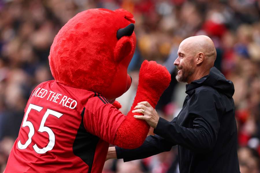 Erik ten Hag stoeit met de mascotte