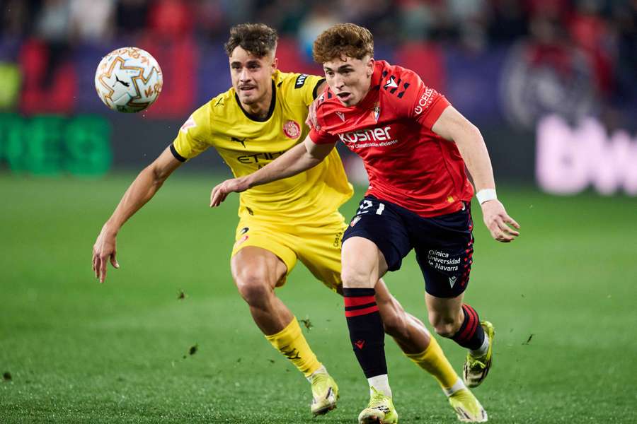 Víctor Muñoz se intenta zafar del marcaje de Hugo Rincón