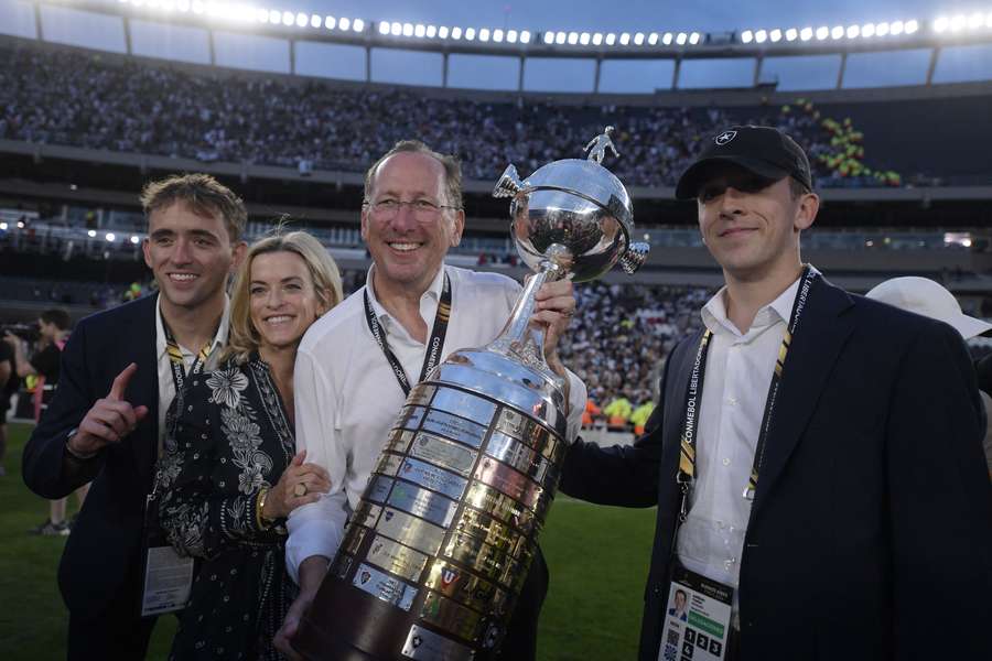 Textor com a taça de campeão da Libertadores conquistada pelo Botafogo