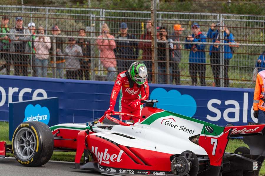 Uheld koster dansker dyrt i kampen om VM-titlen i Formel 2