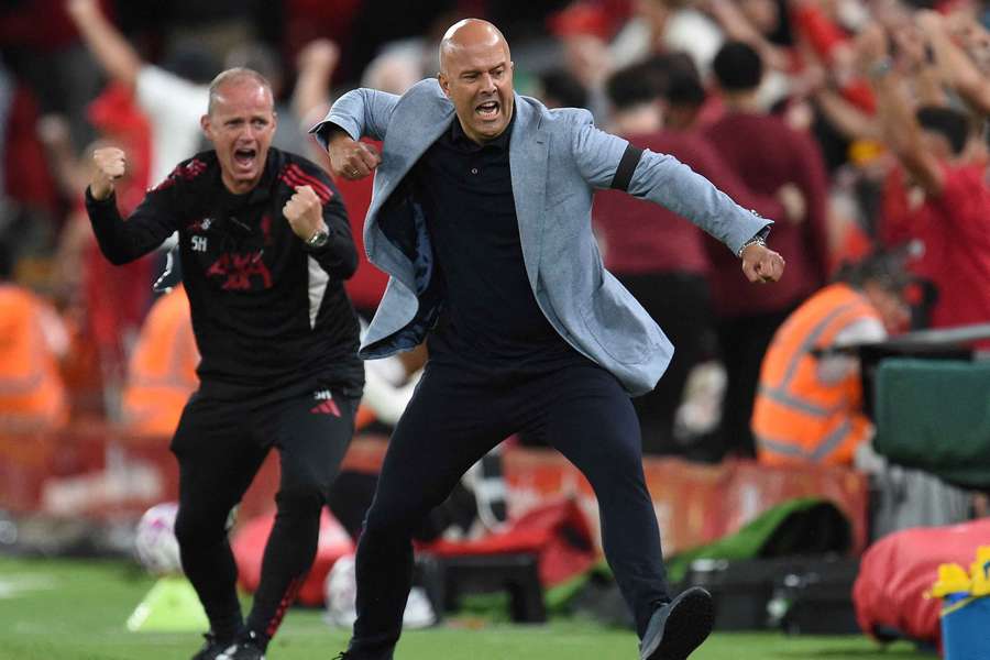 Slot (centro) celebra el tercer gol del Liverpool contra Bournemouth
