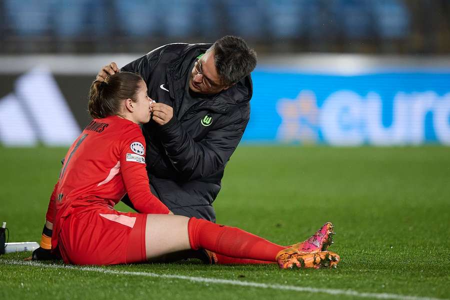 Stina Johannes musste nach dem Kopftreffer behandelt werden. Stina Johannes musste nach dem Kopftreffer behandelt werden.