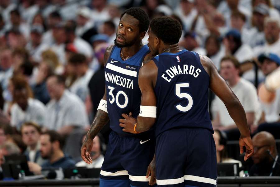  Anthony Edwards y Julius Randle