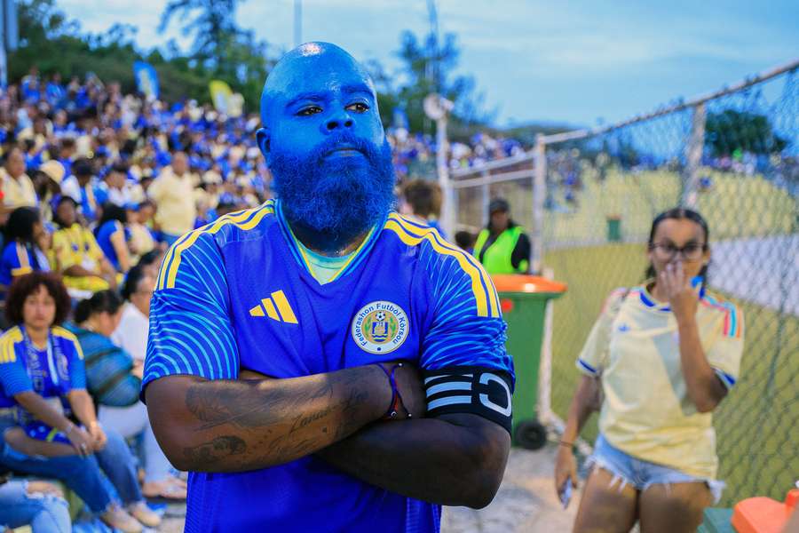 Kibic drużyny Curaçao, Brenton "Captain Blue Face" Balentien, czeka na rozpoczęcie meczu pomiędzy Curaçao a Arubą w Willemstadzie 6 czerwca 2026 r. Kibic drużyny Curaçao, Brenton "Captain Blue Face" Balentien, czeka na rozpoczęcie meczu pomiędzy Curaçao a Arubą w Willemstadzie 6 czerwca 2026 r.