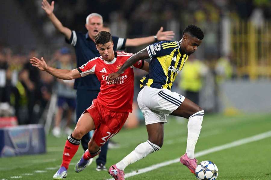 Samuel Dahl (Benfica) în duel cu Nelson Semedo (Fenerbahce)