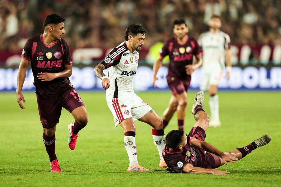 Lanús e Flamengo fizeram um duelo disputado na Argentina