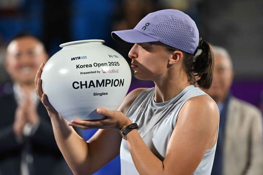 Iga Swiatek with her trophy