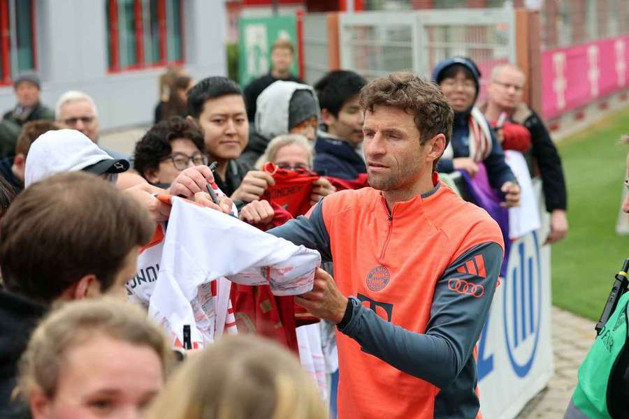 Thomas Müller jest bardziej popularny niż kiedykolwiek wśród łowców autografów