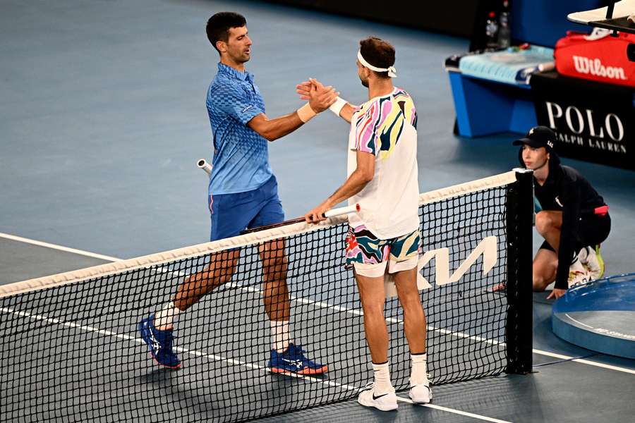 Småskadet Djokovic har kurs mod kvartfinale mod Holger Rune Småskadet Djokovic har kurs mod kvartfinale mod Holger Rune