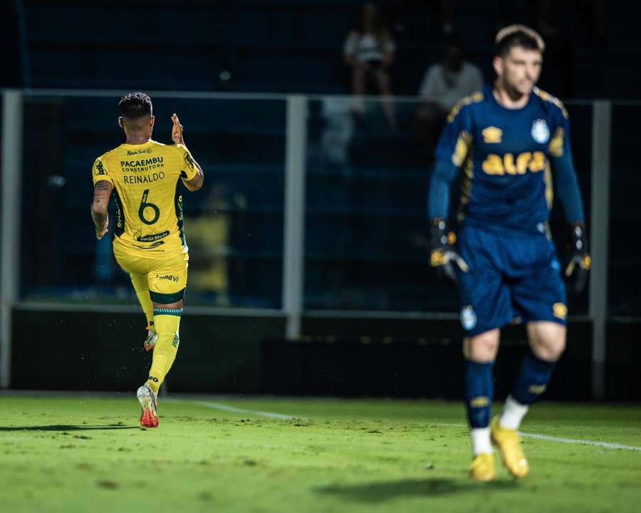 Reinaldo comemora marcou dois gols de bola parada no Maião