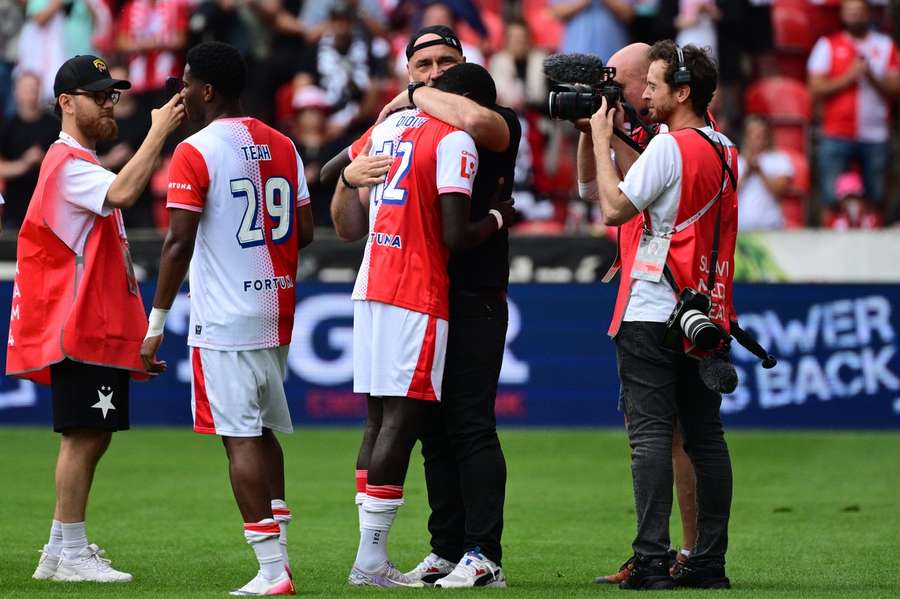 Diouf v objetí s Trpišovským.