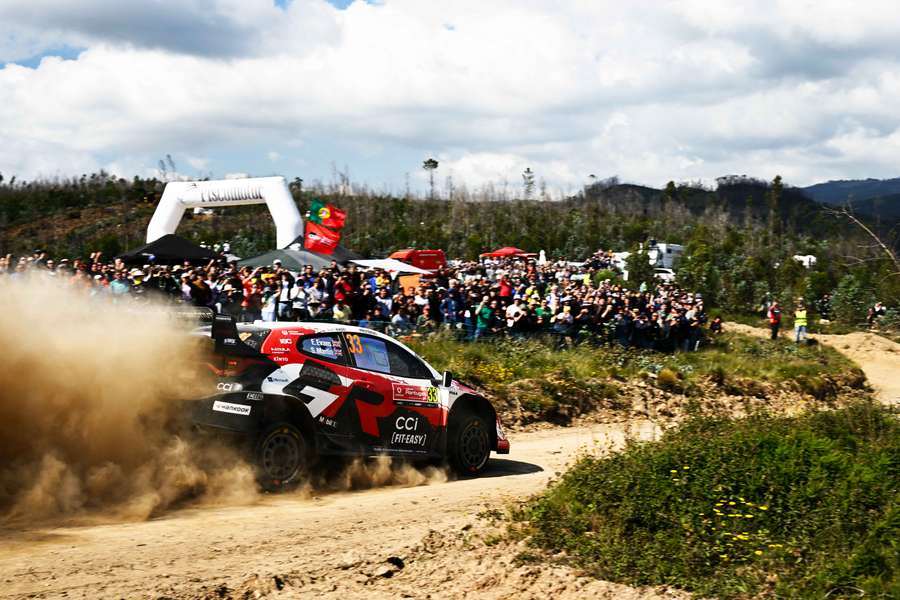 Piloto em ação no Rali de Portugal