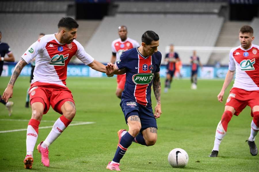 Ángel Di María (PSG) lutte pour le ballon avec Guillermo Maripán (Monaco) lors de la finale de la Coupe de France entre Paris et Monaco, le 19 mai 2021 au Stade de France.