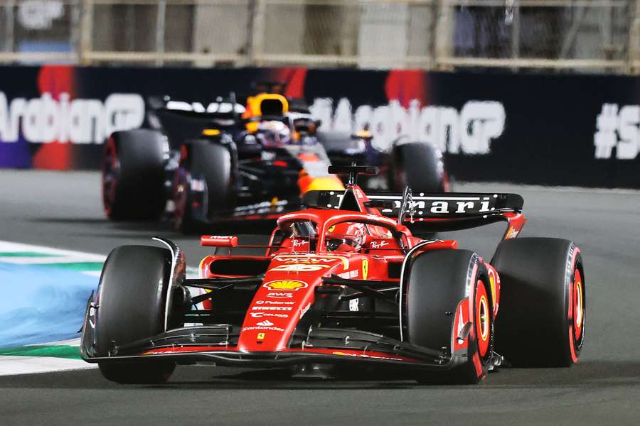 Max Verstappen e Charles Leclerc in pista a Jeddah