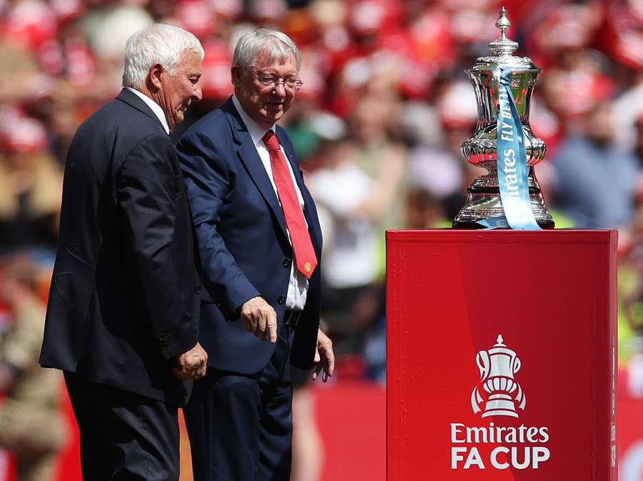 Mike Summerbee e Sir Alex Ferguson apresentam o troféu