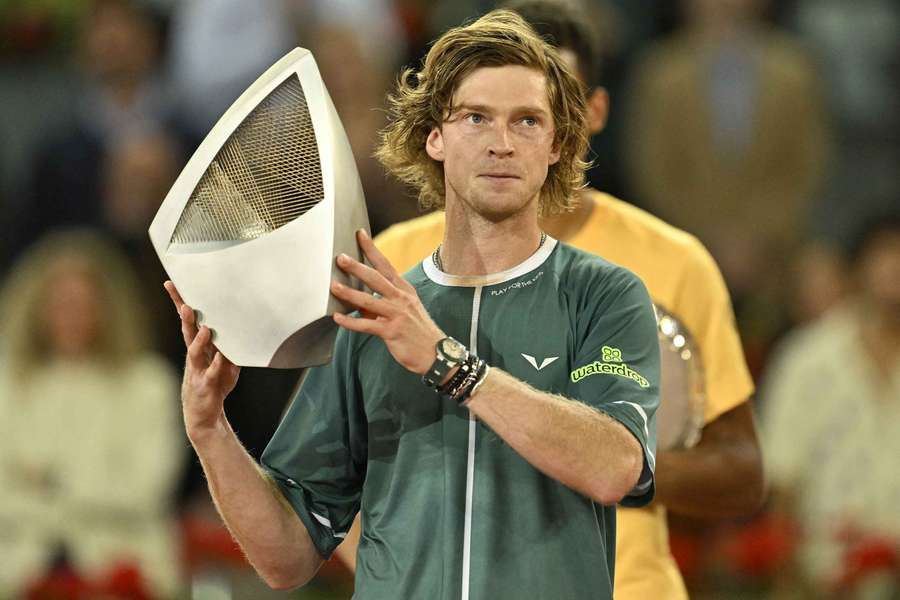 Rublev, con su trofeo del Mutua Madrid Open 2024.