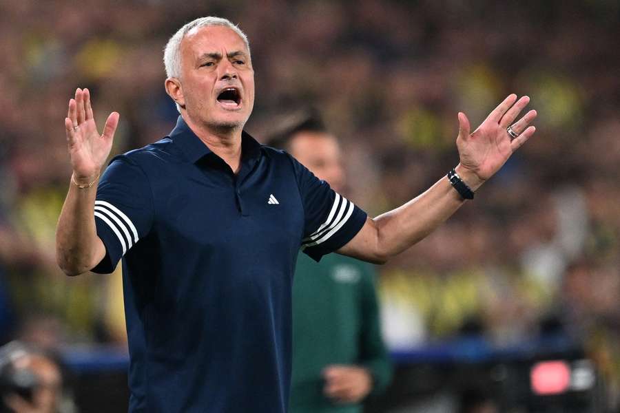 José Mourinho si je vedomý, že jeho hráčov nečaká v Portugalsku ľahká odveta. José Mourinho si je vedomý, že jeho hráčov nečaká v Portugalsku ľahká odveta.