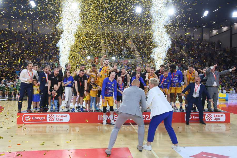 Brązowe medale Energa Basket Ligi dla koszykarzy Stali po szalonym meczu