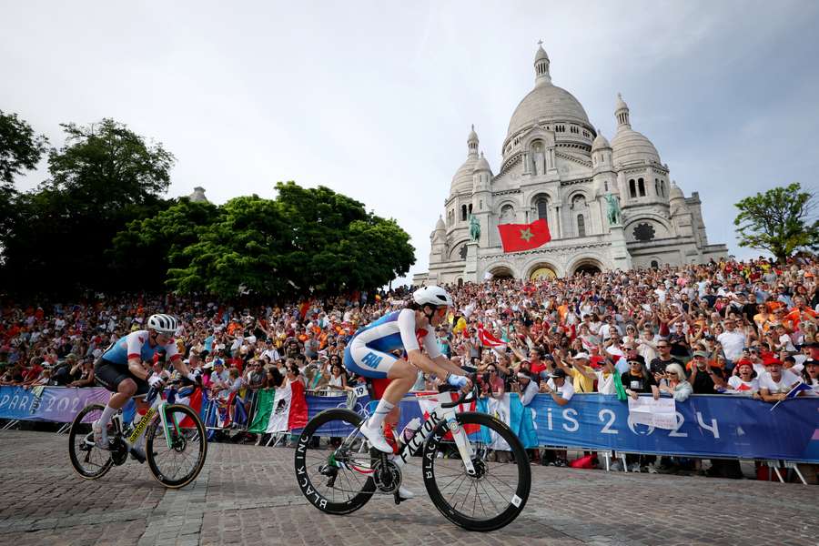 Riders compete past the Basilica of the Sacre Coeur in Montmartre during Paris 2024