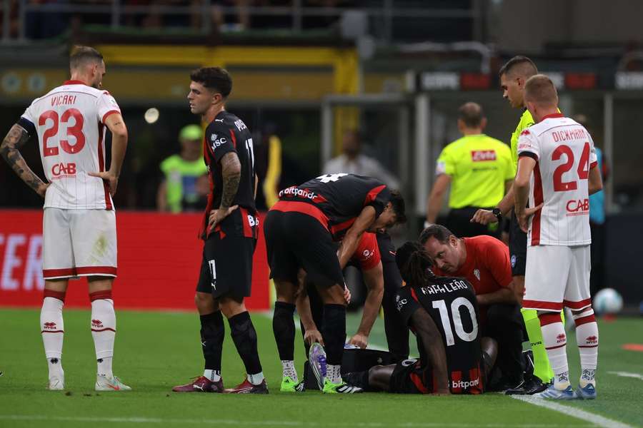 Rafael Leão no chão depois de um desconforto na barriga da perna