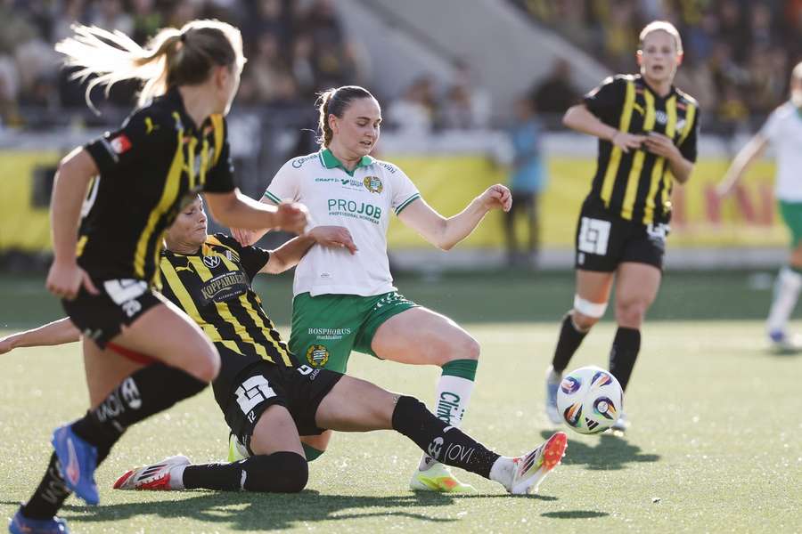 Hacken (black/yellow) beat Hammarby to the Damallsvenskan title last season