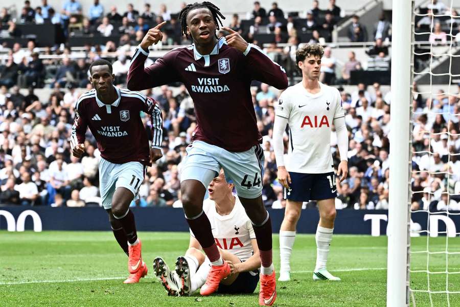 Johan Manzambi comemora um dos gols do Aston Villa Johan Manzambi comemora um dos gols do Aston Villa