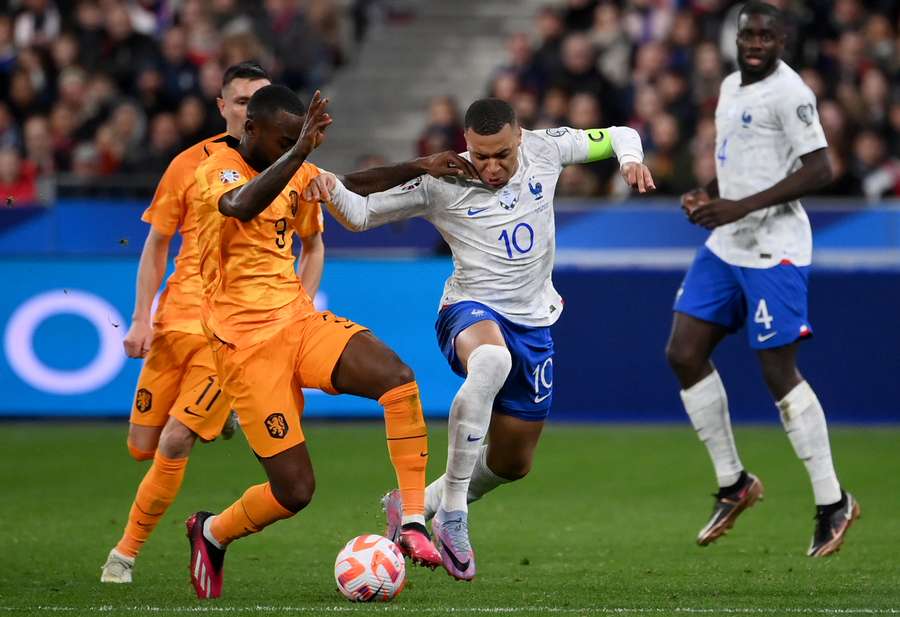 Mbappé anotou dois gols contra a Holanda