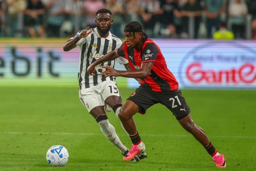 AC Milán je připraven jednat o prodloužení smlouvy s útočníkem Samuelem Chukwuezem. AC Milán je připraven jednat o prodloužení smlouvy s útočníkem Samuelem Chukwuezem.
