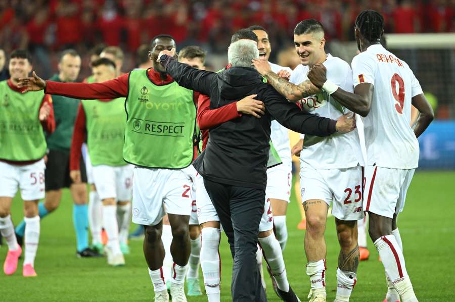 Mourinho und seine Spieler feiern den Einzug ins Finale der UEFA Europa League