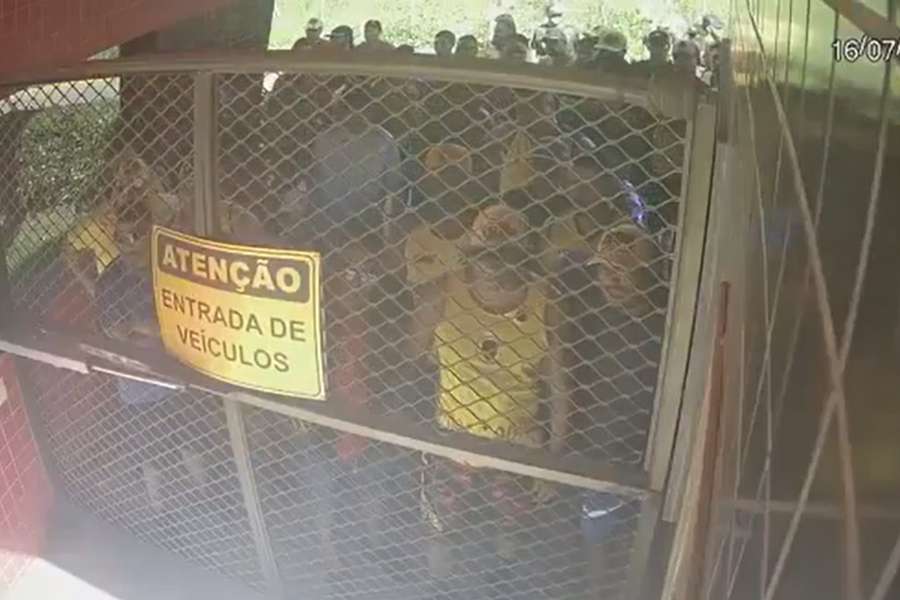 Câmera de segurança flagrou momento da invasão