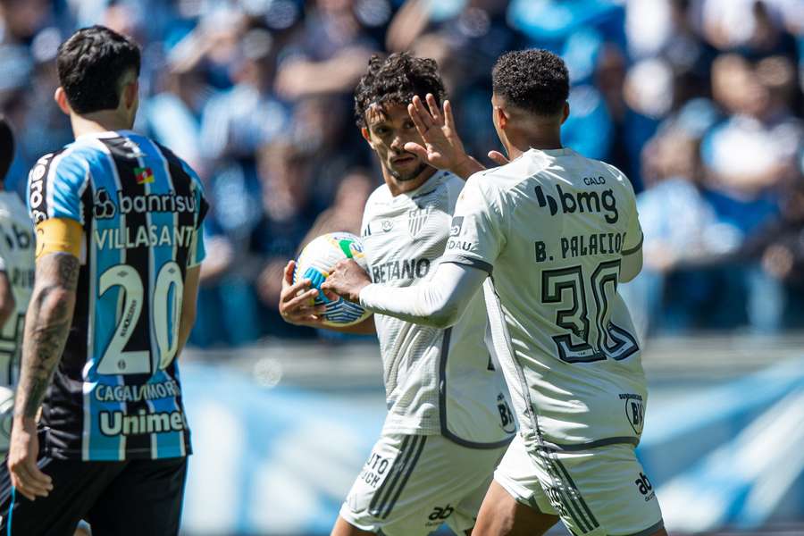 Gustavo Scarpa comemora um dos gols do Atlético-MG