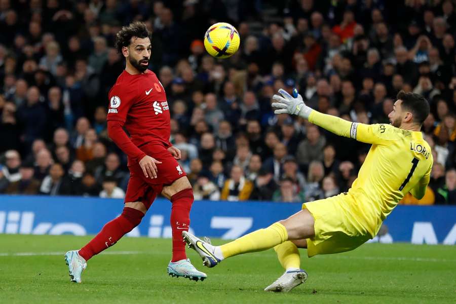 Salah bisou na primeira vitória fora do Liverpool