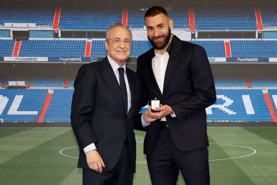 Karim Benzema ao lado de Florentino Pérez em sua despedida do Real Madrid