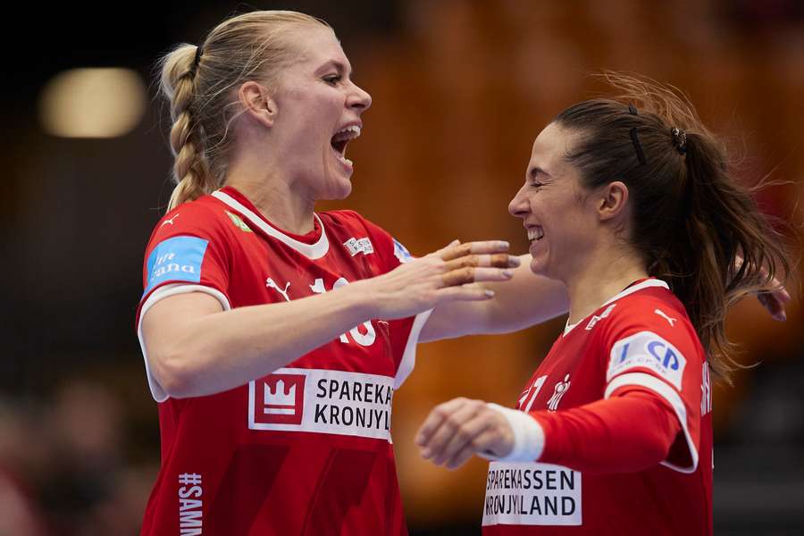 Katrine Heindahl og Louise Burgaard i kamp mod Schweiz i Golden League.