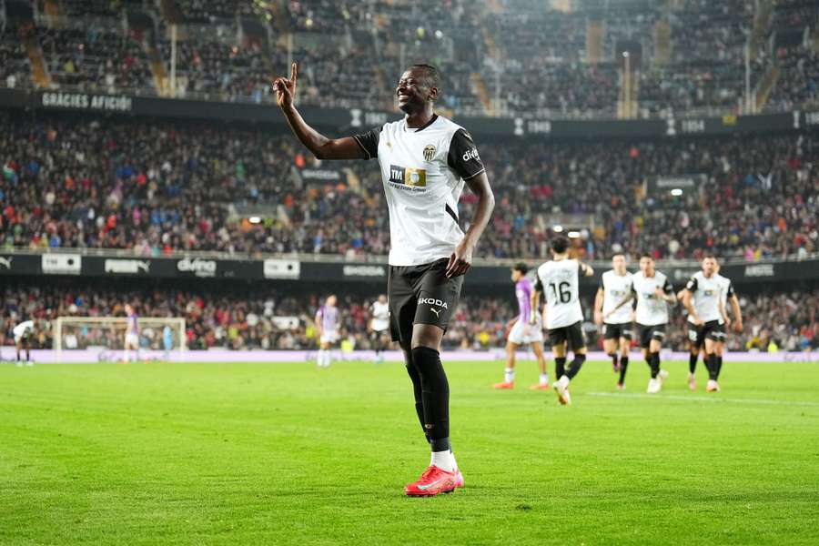 Umar Sadiq celebra el gol del triunfo para el Valencia
