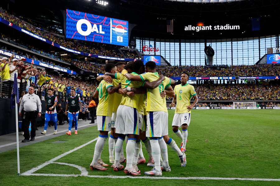 Spelers van Brazilië vieren de 1-0