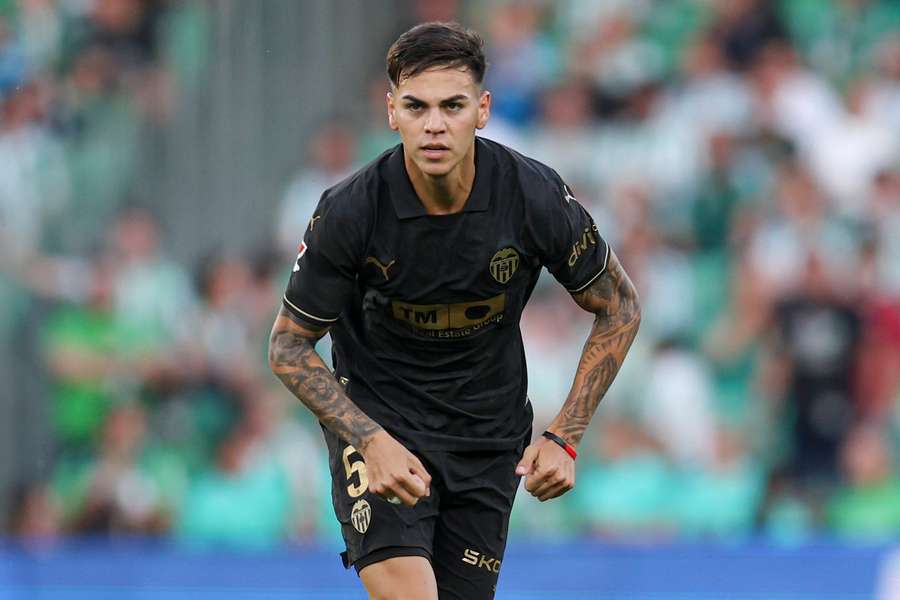 Enzo Barrenechea fez 32 jogos pelo Valência na última época