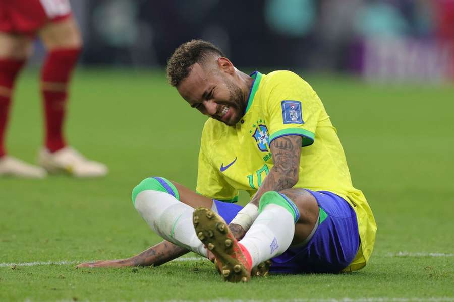 Neymar pracuje na návratu. Na fyzioterapii spí a tráví 24 hodin denně, říká Marquinhos